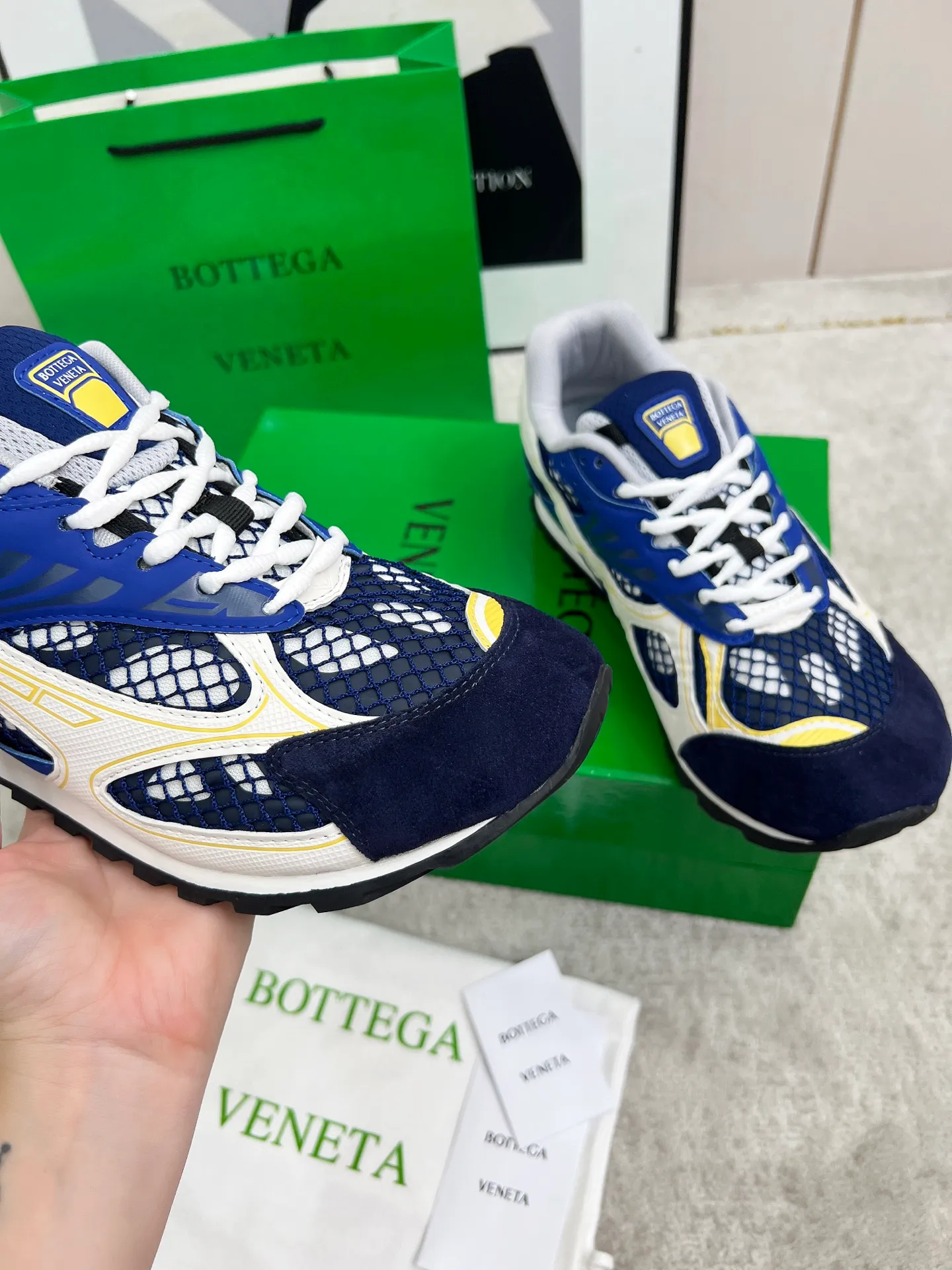 P540. Top version (couples model) Bottega Veneta Bottega Veneta 23ss autumn and winter show BV Orbit sneakers Wang Yibo's same style couples casual shoes dad shoes! Runner sneakers! Original purchase and development!  Made of original lightweight technical mesh fabric, the same as the original version! The process is complicated!  Paired with a rubber outsole designed with a geometric pattern, the high version of the Wang Zha series is actually much taller, but the legs still look slim. Very nice. Durable and playable, standard and version-matching shoe package technology, look for high-end versions. The original outsole is exclusively molded, and the color-blocked TPU outsole is used. The material and weight are the same as the original!  Size: #Female 35-41 (40 and 41 customized sizes are non-refundable) Male 39-45 (45 size customized are non-returnable and exchangeable)